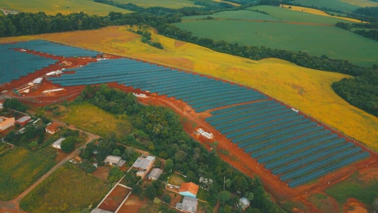 Como o setor de energia solar está contribuindo para a transformação energética global